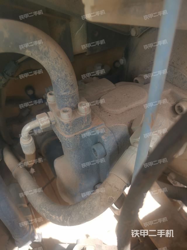 液压泵舱室正面整体（整机外观）