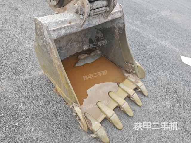 铲斗右后整体(工作和回转装置) 铲斗右后整体(工作和回转装置)