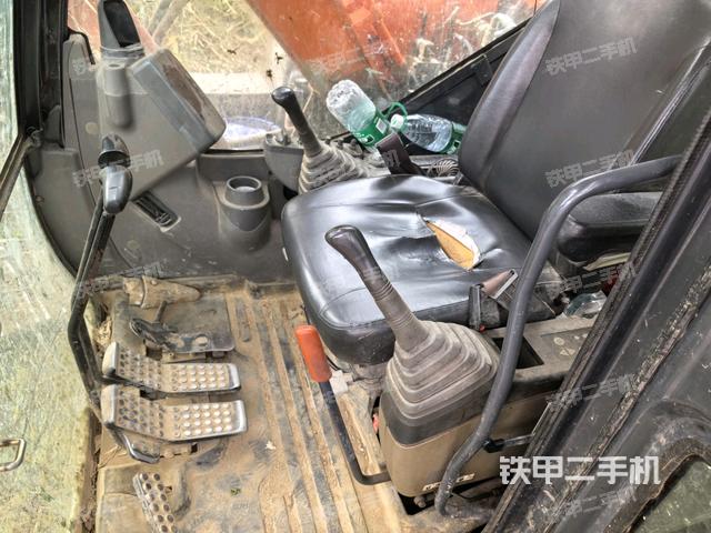 行走控制手柄和踏板?俯拍(駕駛室部分) 行走控制手柄和踏板?俯拍(駕駛室部分)
