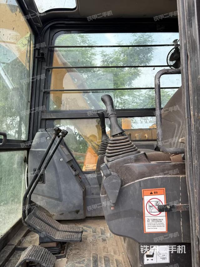 駕駛室整體(整機(jī)外觀) 駕駛室整體(整機(jī)外觀)