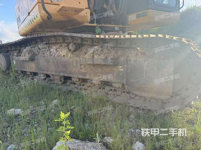 单侧履带整体(整机外观) 单侧履带整体(整机外观)