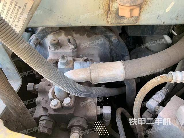 液压泵舱室正面整体(整机外观) 液压泵舱室正面整体(整机外观)