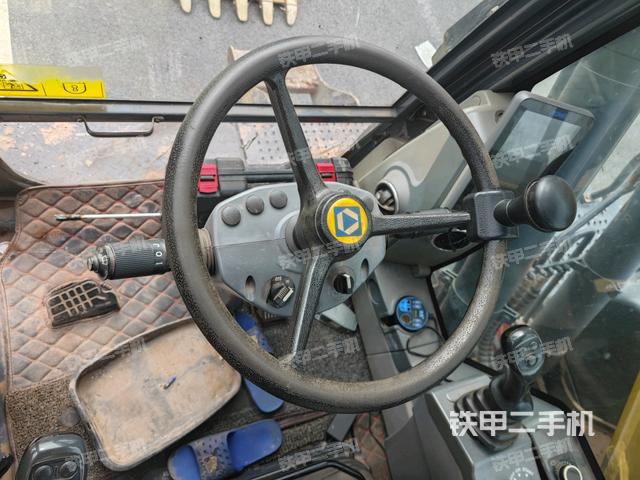 行走控制手柄和踏板 俯拍(驾驶室部分) 行走控制手柄和踏板 俯拍(驾驶室部分)