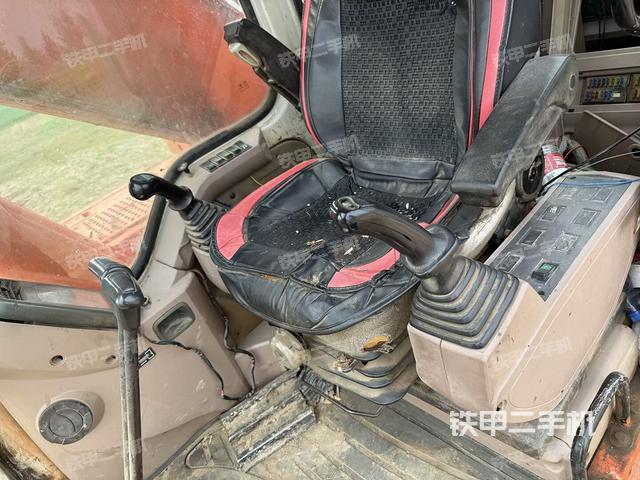 駕駛室整體(整機(jī)外觀) 駕駛室整體(整機(jī)外觀)