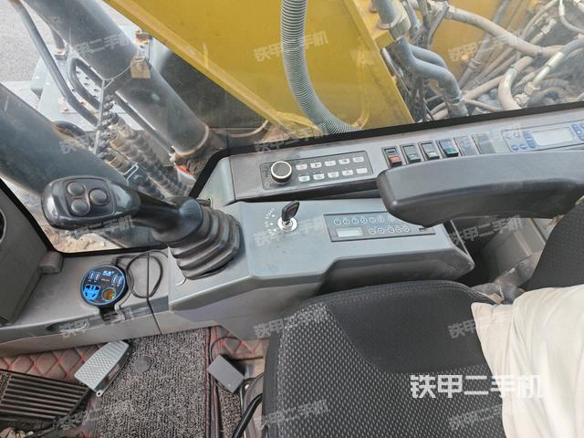 座椅右侧控制台/钥匙门/油门/含右手柄(驾驶室部分) 座椅右侧控制台/钥匙门/油门/含右手柄(驾驶室部分)