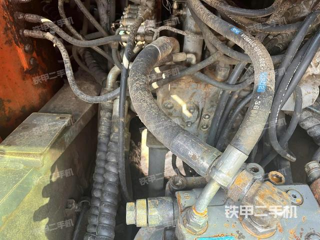 回轉(zhuǎn)馬達(dá)和主控閥(整機外觀) 回轉(zhuǎn)馬達(dá)和主控閥(整機外觀)