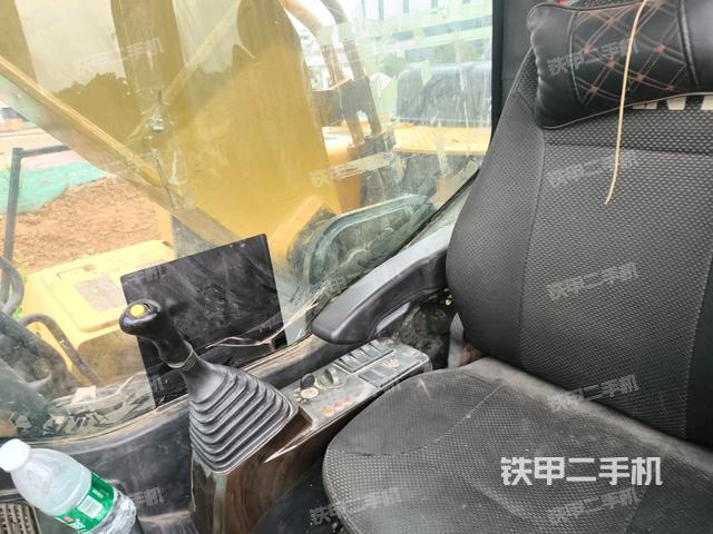座椅左侧控制台/音响/含左手柄(驾驶室部分) 座椅左侧控制台/音响/含左手柄(驾驶室部分)