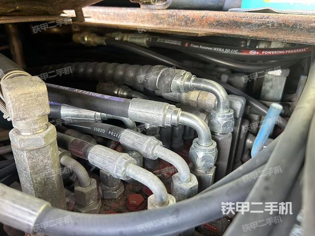 回轉(zhuǎn)馬達(dá)和主控閥(整機(jī)外觀) 回轉(zhuǎn)馬達(dá)和主控閥(整機(jī)外觀)