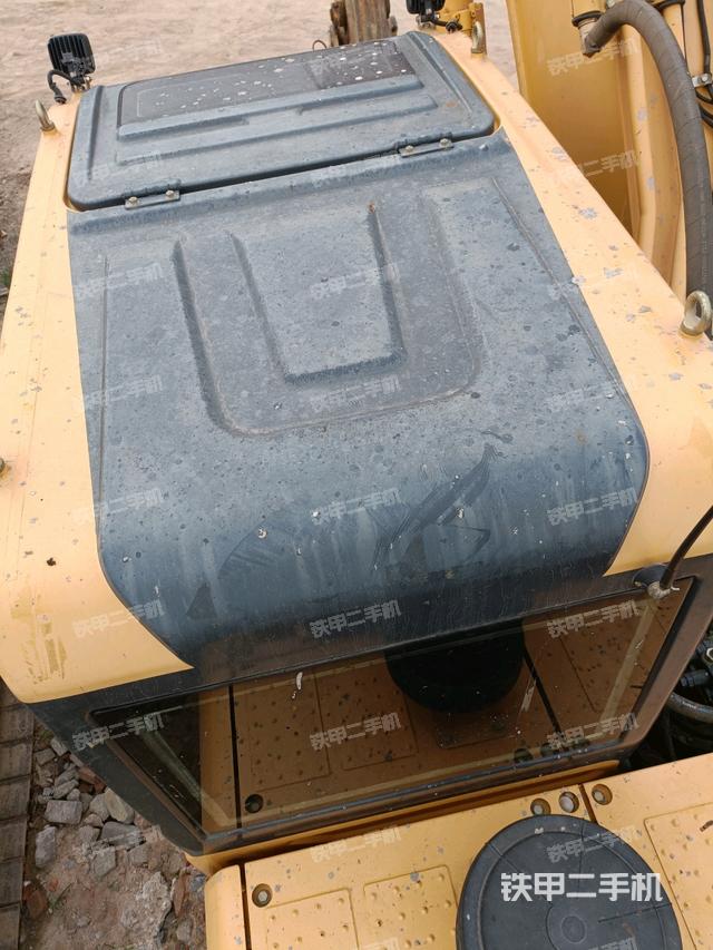 駕駛室頂部(整機(jī)外觀) 駕駛室頂部(整機(jī)外觀)