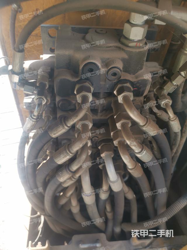 回转马达和主控阀（整机外观）