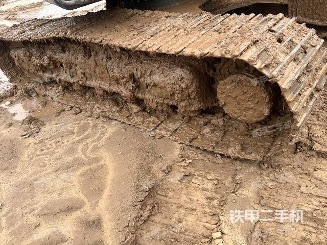 單側(cè)履帶整體(整機(jī)外觀) 單側(cè)履帶整體(整機(jī)外觀)