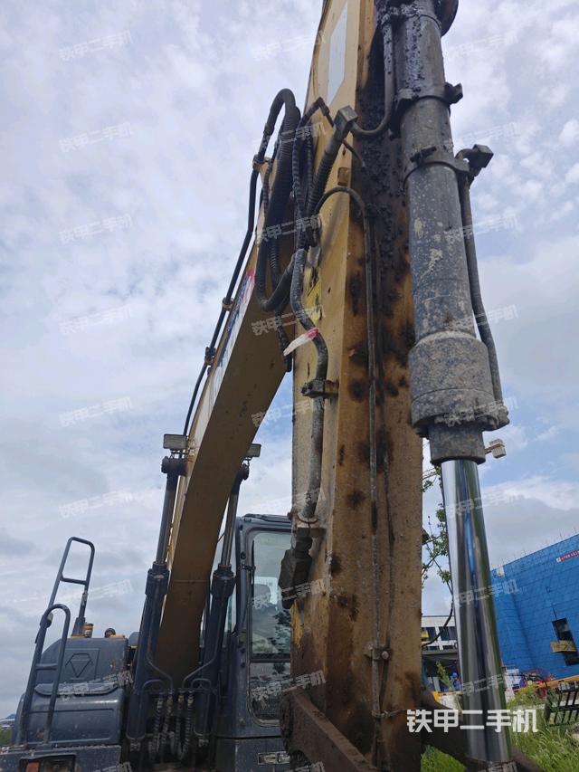 小臂整体右前(工作和回转装置) 小臂整体右前(工作和回转装置)