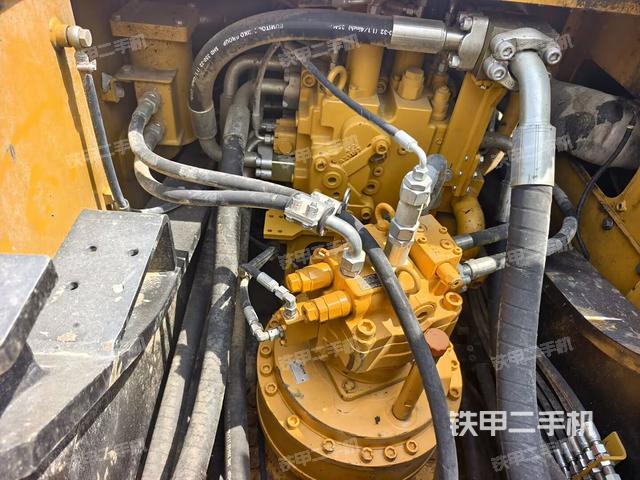 回转马达和主控阀(整机外观) 回转马达和主控阀(整机外观)
