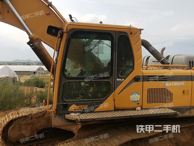 駕駛室整體(整機(jī)外觀) 駕駛室整體(整機(jī)外觀)