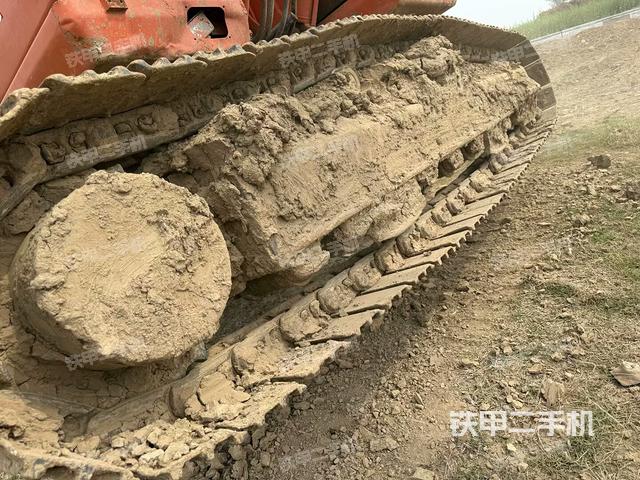 單側(cè)履帶整體(整機(jī)外觀) 單側(cè)履帶整體(整機(jī)外觀)