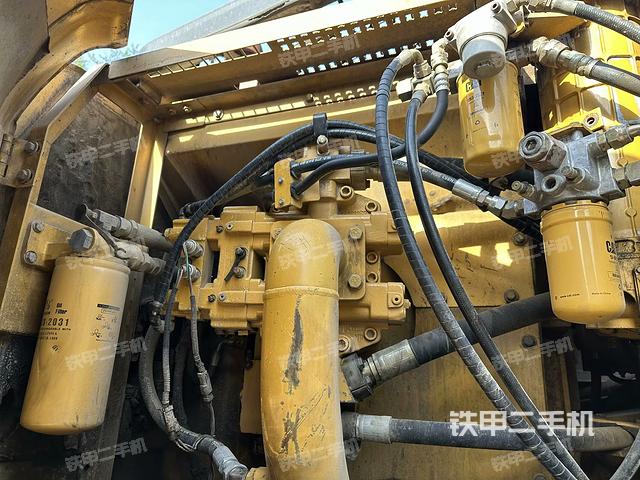 液压泵舱室正面整体(整机外观) 液压泵舱室正面整体(整机外观)