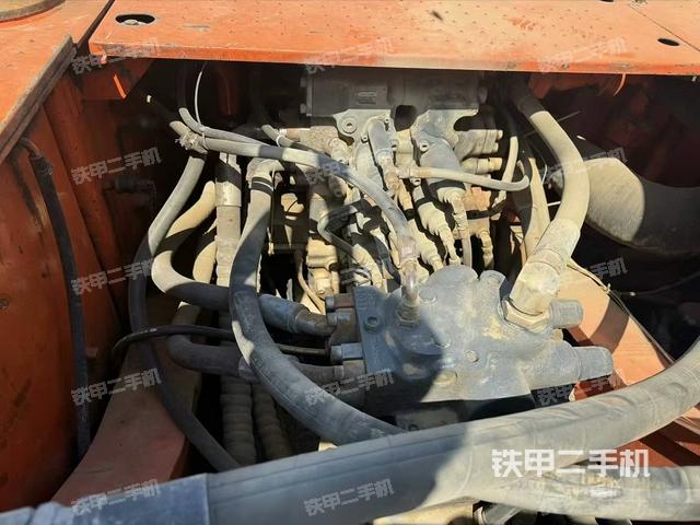 回轉(zhuǎn)馬達(dá)和主控閥(整機(jī)外觀) 回轉(zhuǎn)馬達(dá)和主控閥(整機(jī)外觀)