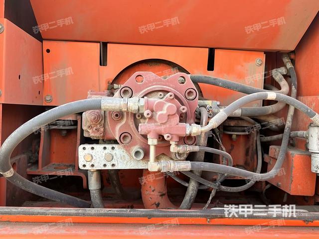 液壓泵艙室正面整體(整機(jī)外觀) 液壓泵艙室正面整體(整機(jī)外觀)