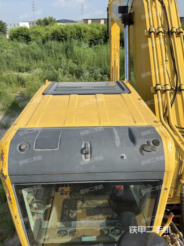 駕駛室頂部(整機(jī)外觀) 駕駛室頂部(整機(jī)外觀)