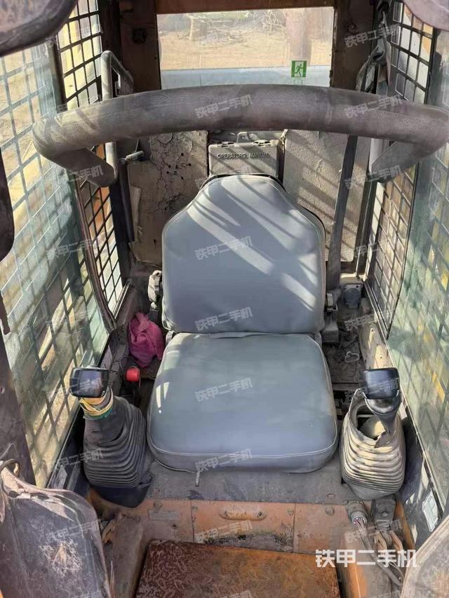 駕駛室操作臺(設備外觀及核心部件) 駕駛室操作臺(設備外觀及核心部件)