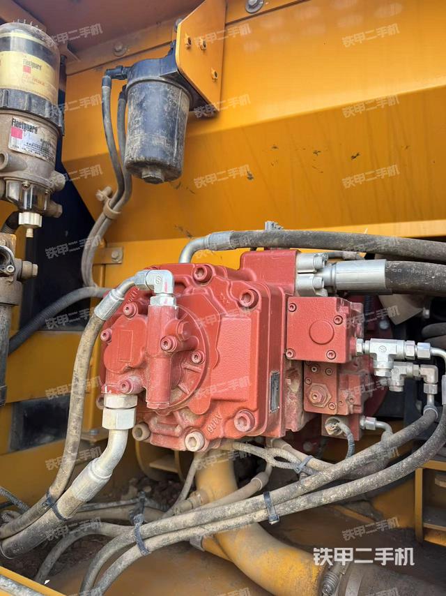液压泵舱室正面整体(整机外观) 液压泵舱室正面整体(整机外观)