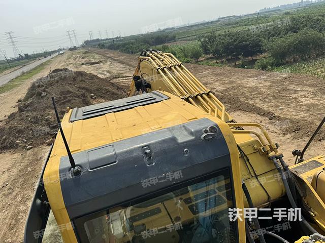 駕駛室頂部(整機(jī)外觀) 駕駛室頂部(整機(jī)外觀)
