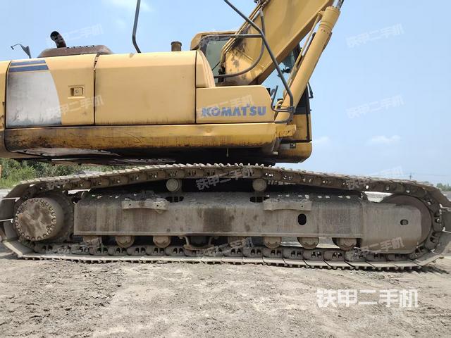 單側(cè)履帶整體(整機(jī)外觀) 單側(cè)履帶整體(整機(jī)外觀)