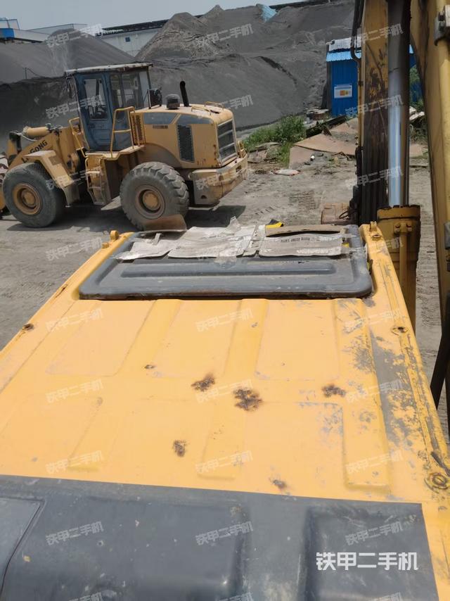 駕駛室頂部(整機(jī)外觀) 駕駛室頂部(整機(jī)外觀)