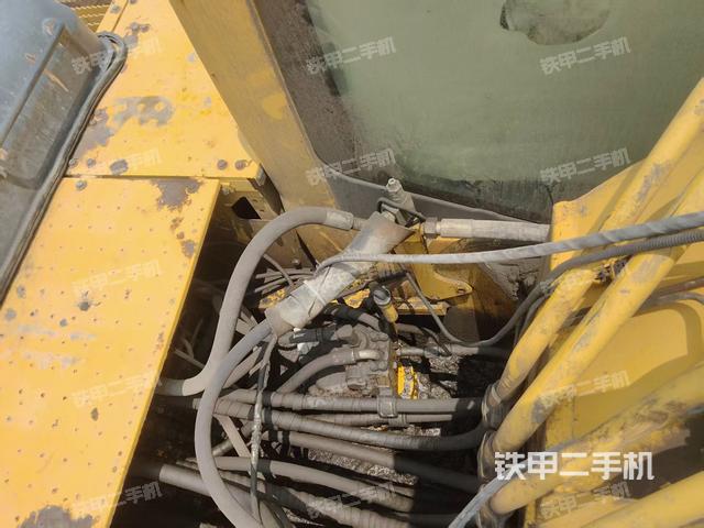 回轉(zhuǎn)馬達(dá)和主控閥(整機(jī)外觀) 回轉(zhuǎn)馬達(dá)和主控閥(整機(jī)外觀)