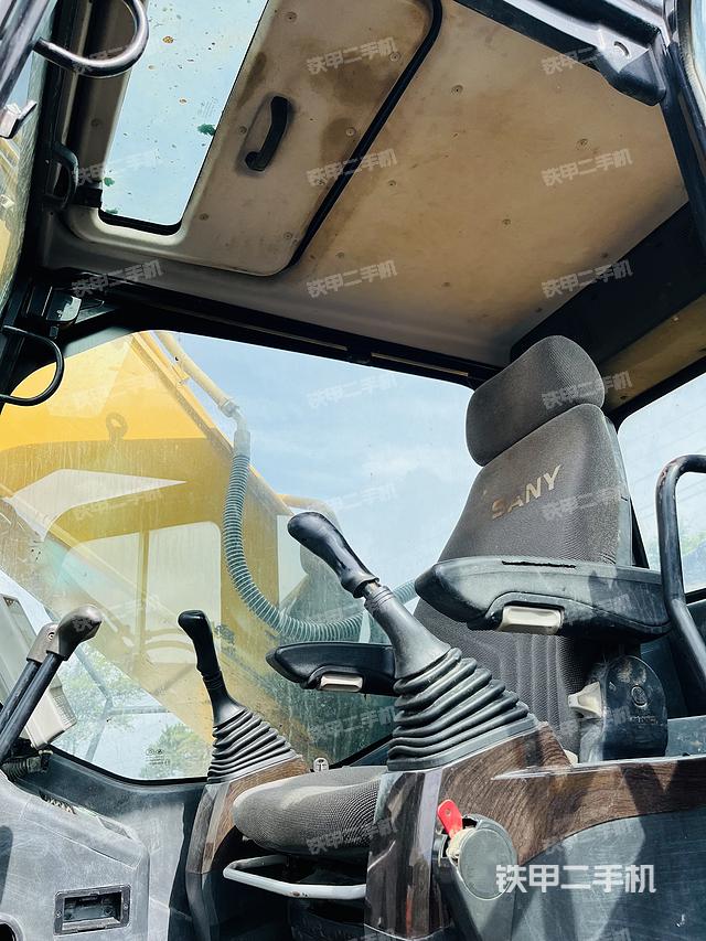 駕駛室整體(整機(jī)外觀) 駕駛室整體(整機(jī)外觀)