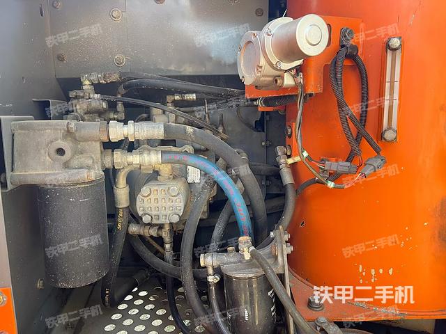 液壓泵艙室正面整體（整機外觀）