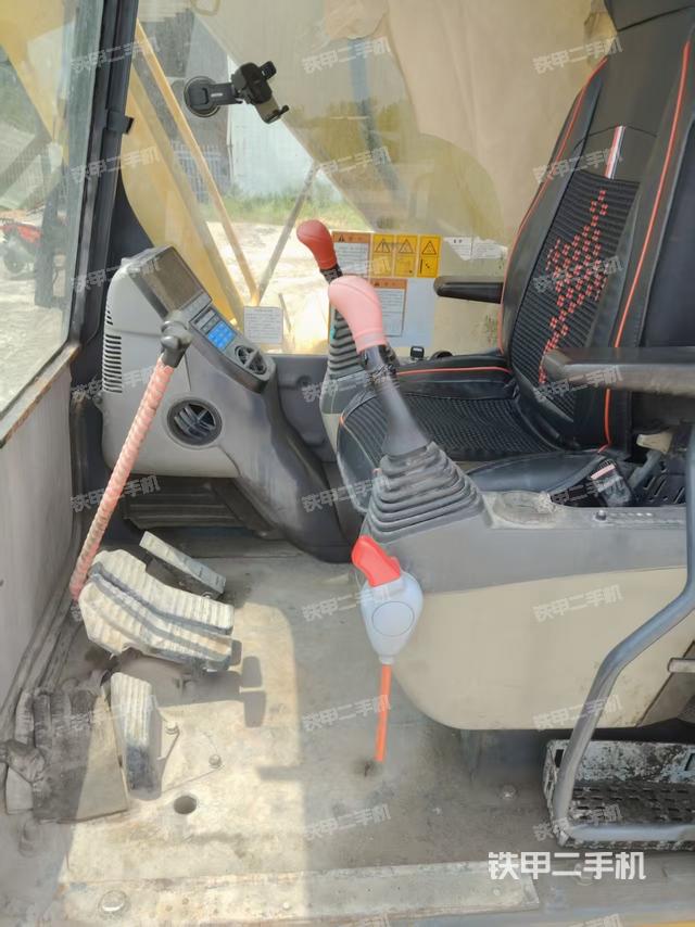 駕駛室整體(整機(jī)外觀) 駕駛室整體(整機(jī)外觀)