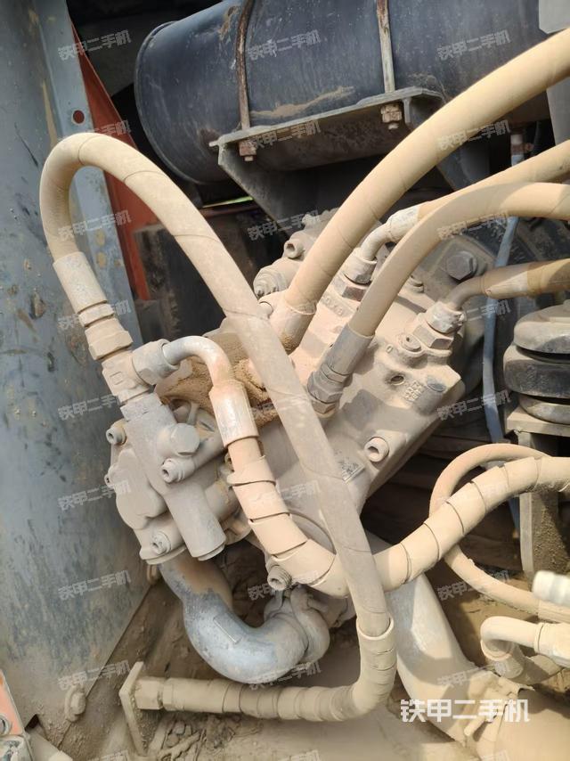 液压泵舱室正面整体(整机外观) 液压泵舱室正面整体(整机外观)