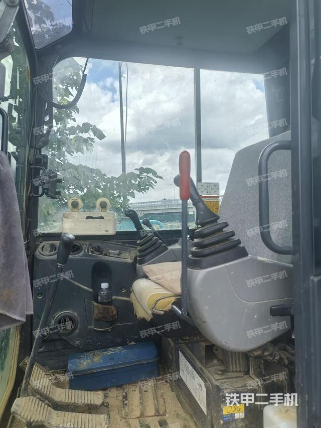 驾驶室整体(整机外观) 驾驶室整体(整机外观)