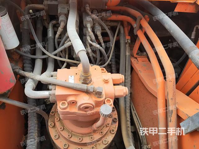 回轉(zhuǎn)馬達(dá)和主控閥(整機(jī)外觀) 回轉(zhuǎn)馬達(dá)和主控閥(整機(jī)外觀)