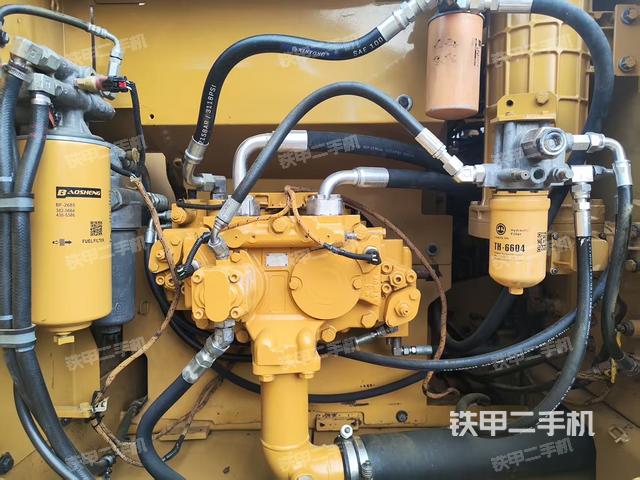 液压泵舱室正面整体(整机外观) 液压泵舱室正面整体(整机外观)