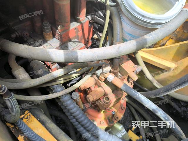 回轉馬達和主控閥(整機外觀) 回轉馬達和主控閥(整機外觀)