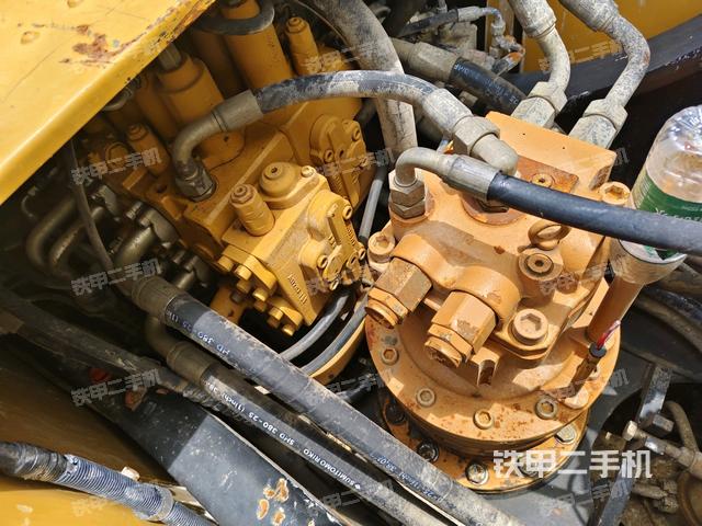 回轉(zhuǎn)馬達和主控閥(整機外觀) 回轉(zhuǎn)馬達和主控閥(整機外觀)