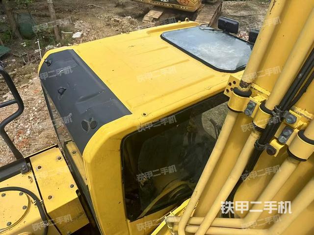 駕駛室頂部(整機(jī)外觀) 駕駛室頂部(整機(jī)外觀)