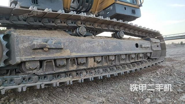 單側(cè)履帶整體(整機外觀) 單側(cè)履帶整體(整機外觀)