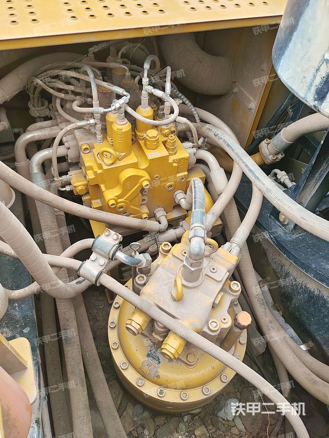 回转马达和主控阀（整机外观）