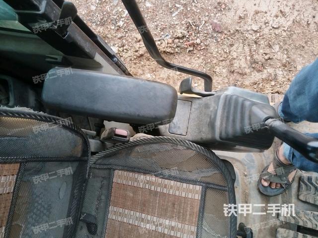 座椅右侧控制台/钥匙门/油门/含右手柄(驾驶室部分) 座椅右侧控制台/钥匙门/油门/含右手柄(驾驶室部分)