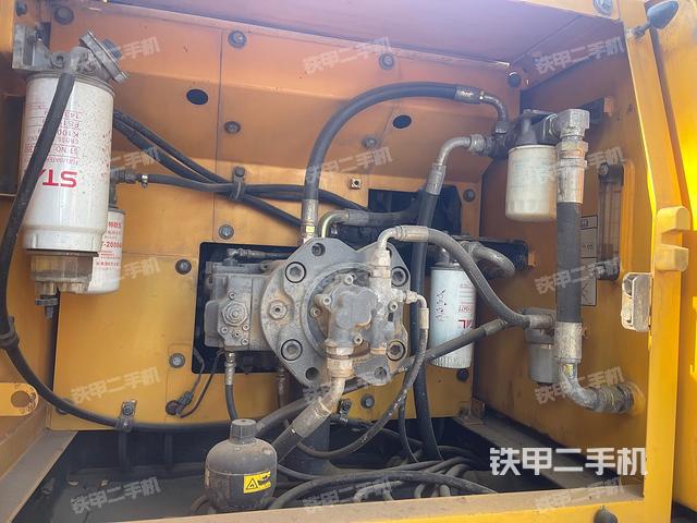 液壓泵艙室正面整體(整機外觀) 液壓泵艙室正面整體(整機外觀)