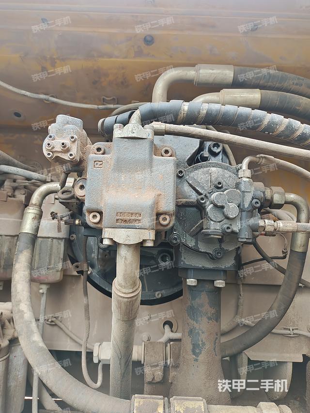 液压泵舱室正面整体（整机外观）