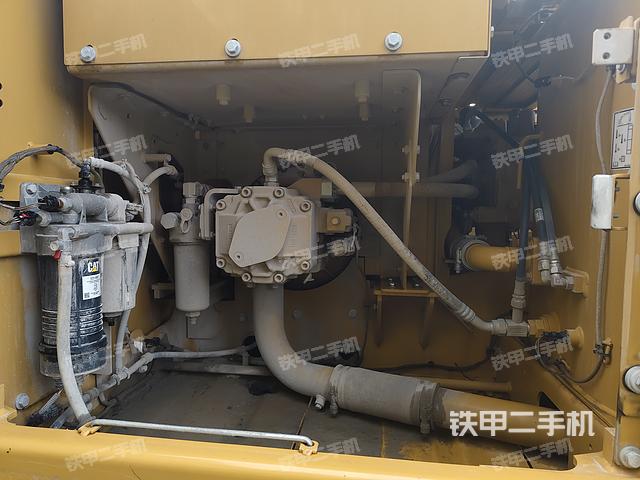 液壓泵艙室正面整體(整機外觀) 液壓泵艙室正面整體(整機外觀)