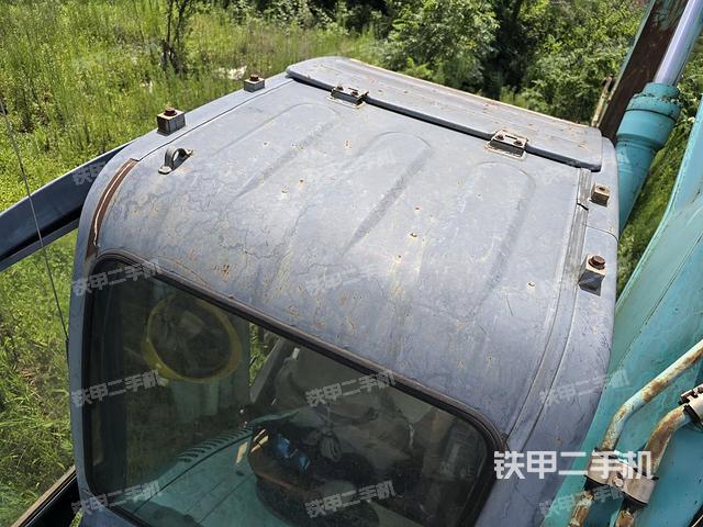 駕駛室頂部(整機(jī)外觀) 駕駛室頂部(整機(jī)外觀)
