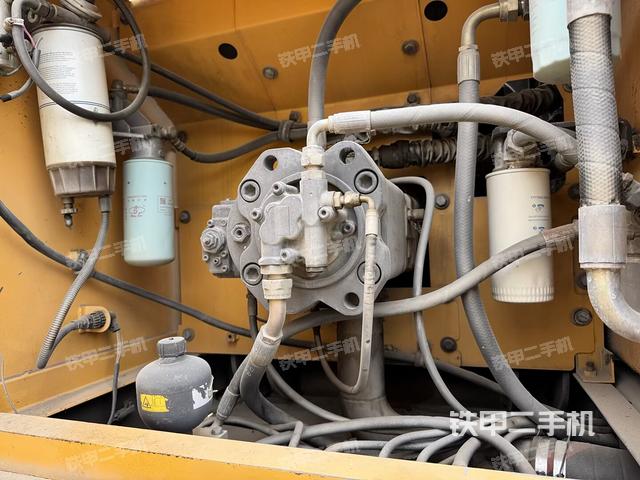 液壓泵艙室正面整體(整機(jī)外觀) 液壓泵艙室正面整體(整機(jī)外觀)