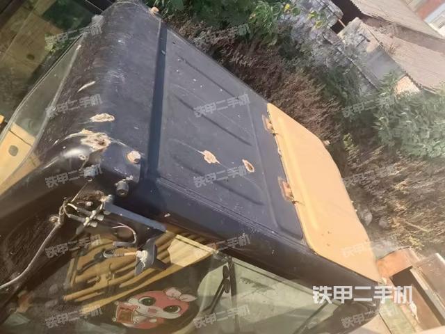 驾驶室顶部(整机外观) 驾驶室顶部(整机外观)