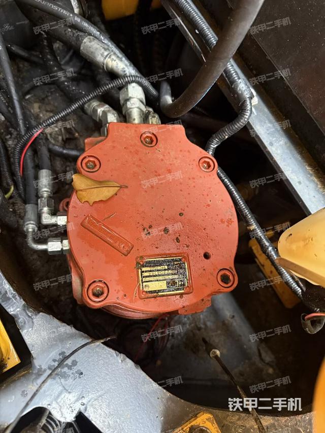 回转马达和主控阀（整机外观）