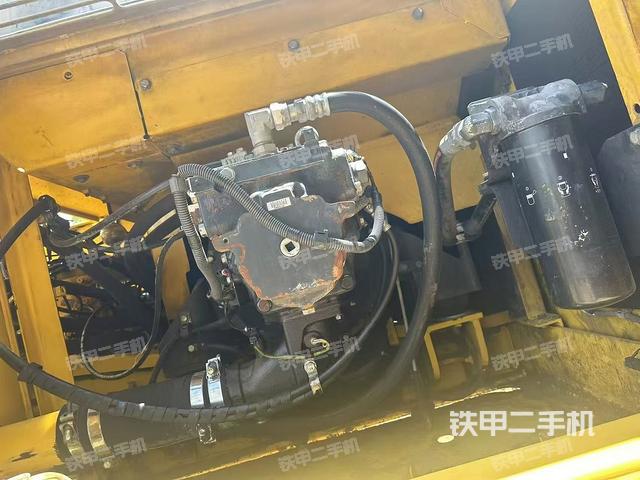 液壓泵艙室正面整體(整機(jī)外觀) 液壓泵艙室正面整體(整機(jī)外觀)